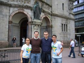 Thomas Renze mit seinem Begleiter Daniel Schum und zwei Mitgliedern des lokalen Organsisationsteams vor der Kirche Sao Bento